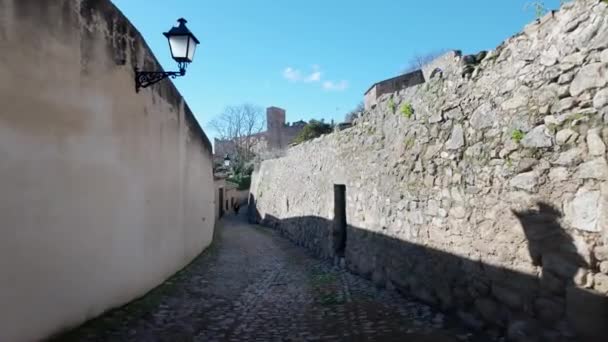 Touristin Schlendert Durch Die Engen Mittelalterlichen Gassen Der Stadt Trujillo — Stockvideo
