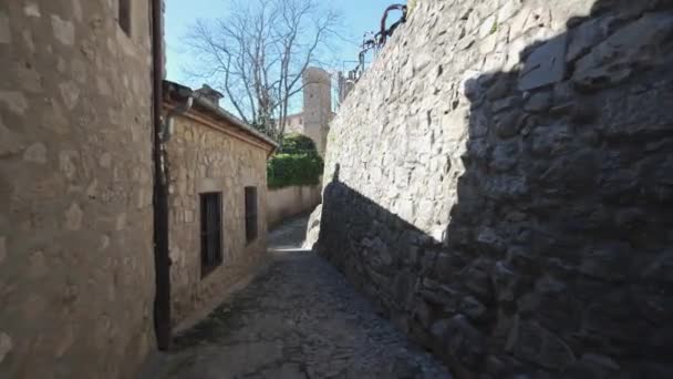 Γραφικά Στενά Σοκάκια Και Πύργοι Εκκλησιών Στη Μνημειώδη Πόλη Trujillo — Αρχείο Βίντεο