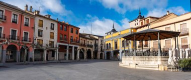 Renkli evleri ile Aranda de Duero 'nun güzel ana meydanının panoramik manzarası, Burgos