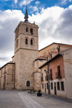 Aranda de Duero anıtsal şehrinde çan kulesi olan ortaçağ kilisesi, Castilla Leon