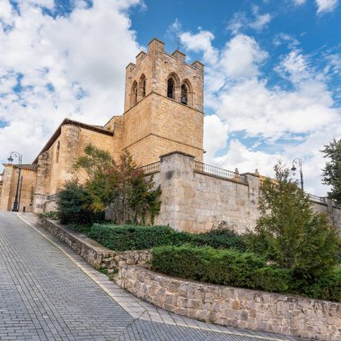 Burgos 'un Aranda de Duero kasabasındaki Ortaçağ Romen taş kilisesi.