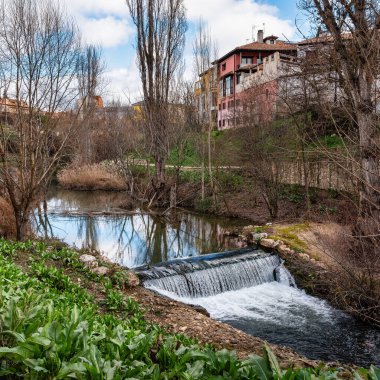Aranda de Duero, Castilla Leon 'u çevreleyen nehirde küçük bir şelale.