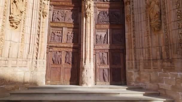 Средневековые Деревянные Двери Главном Фасаде Старой Церкви Аранда Дуэро — стоковое видео