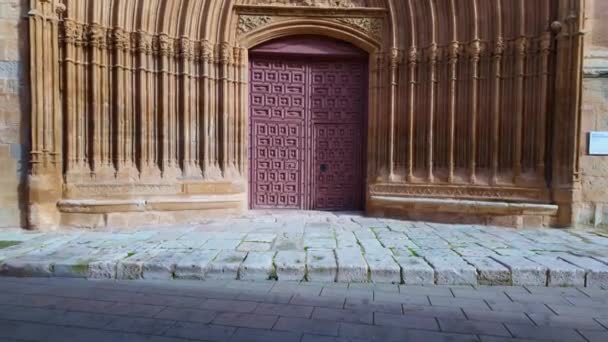 Beeindruckende Steinfassade Mit Mittelalterlicher Dekoration Der Kirche Von Aranda Duero — Stockvideo