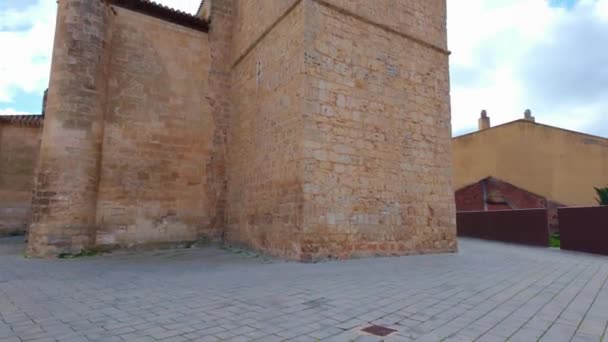 ブルゴス アランダ デュエロの記念碑的な都市にある古い石造りの教会 — ストック動画
