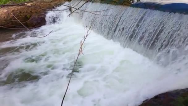 Pequeña Cascada Agua Del Arroyo Que Cruza Ciudad Aranda Duero — Vídeos de Stock