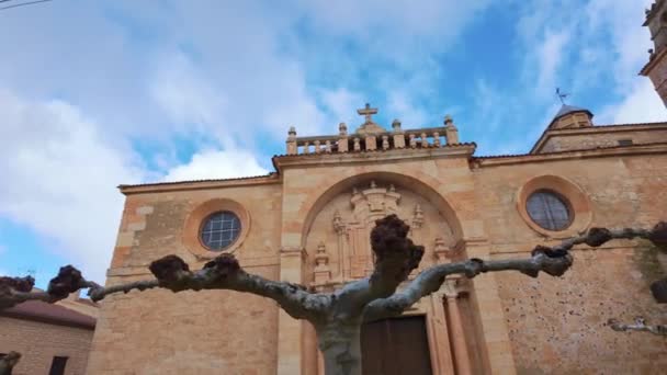 西班牙北部一个小村庄石制教堂的中世纪立面 — 图库视频影像