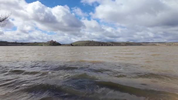 中世の丘の上の町 メデューエロ セゴビアと大きな淡水湖 — ストック動画
