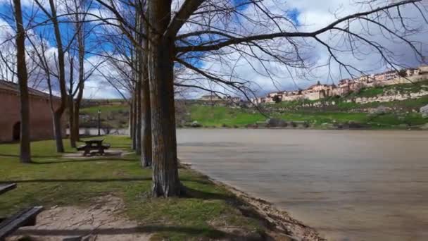 Park Nad Jeziorem Przed Średniowiecznym Miastem Maderuelo Segovia Hiszpania — Wideo stockowe