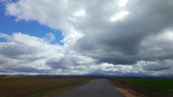嵐の雲でスペイン北部の山道を運転する車 — ストック動画