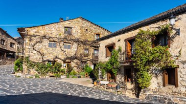 Guadalajara 'nın kuzeyindeki dağın yanındaki eski taş evler, Castilla La Mancha