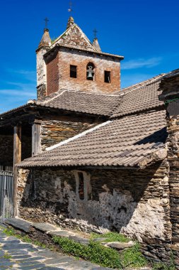 Guadalajara, Majaelrayo 'daki eski bir siyah köydeki ortaçağ taş kilisesi.