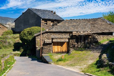 Guadalajara, Majaelrayo 'nun kuzey dağında tuğladan çatıları olan taş evler.