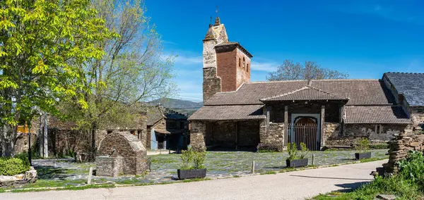 Mittelalterliche Steinkirche Einem Alten Schwarzen Dorf Guadalajara Majaelrayo Stockfoto