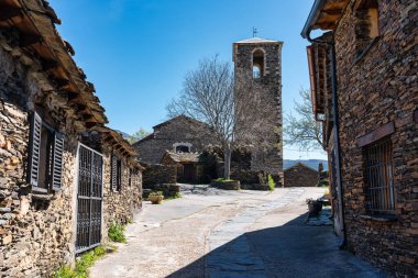 Sierra de Guadalajara 'nın siyah köylerindeki antik taş ve levha yapıları