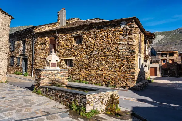Vodní Fontána Horské Vesnici Kamennými Domy Černé Vesnice Španělsko Royalty Free Stock Obrázky