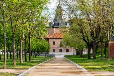 Madrid 'de Virgen del Puerto' nun inzivasının yanındaki ağaçlık alanda.