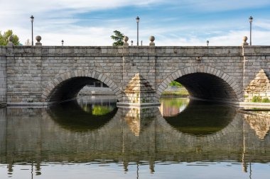 Madrid, İspanya 'daki Manzanares Nehri' ni geçen antik taş köprü.