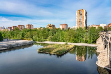 Madrid şehrinin Manzanares Nehri 'nin yanındaki şehir, İspanya' nın güneyinde yer alır.