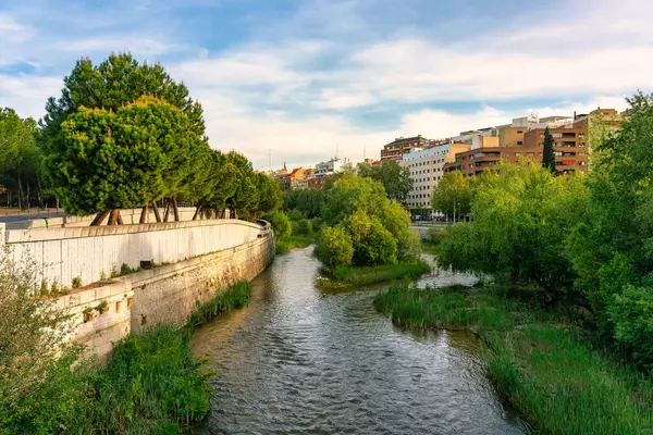 Manzanares nehri gün batımında İspanya 'nın başkenti Madrid' den geçerken.