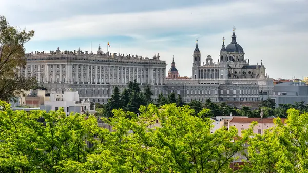 Panoramautsikt Över Det Kungliga Palatset Och Almudena Katedralen Spaniens Huvudstad Stockbild