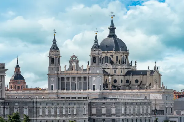 Almudena Cathedral Som Reser Sig Majestätiskt Över Staden Madrid Spanien Royaltyfria Stockbilder