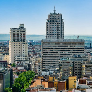 Madrid şehrinin şehir merkezindeki Plaza de İspanya 'daki gökdelen kuleleri