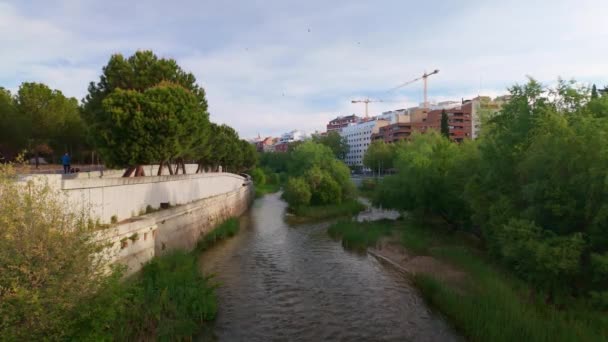 Rio Manzanares Passes City Madrid Dawn Spain — ストック動画