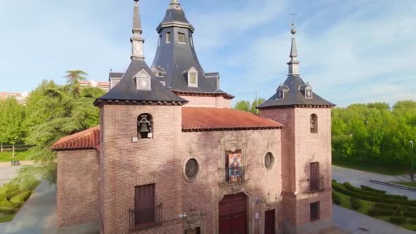 Iglesia Virgen Del Puerto Junto Gran Parque Madrid Río Manzanares — Vídeo de stock