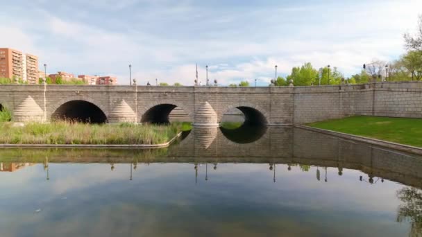 Ancient Stone Bridges Cross Manzanares River Passes City Madrid Spain — Stok video