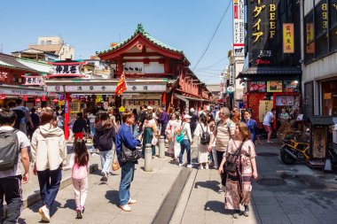 Tokyo, Japonya, 14 Nisan 2024: Asakusa yerleşkesindeki çok katlı pagoda, turistlerle dolu