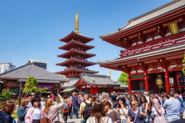 Tokyo, Japonya, 14 Nisan 2024: Asakusa yerleşkesindeki çok katlı pagoda, turistlerle dolu