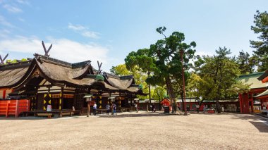 Osaka, Japonya, 15 Nisan 2024: Osaka şehrindeki Budist ve Shinto kutsal tapınak bölgesi