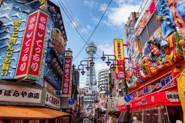 Osaka, Japonya, 16 Nisan 2024: Tsutenkaku kulesi sokağın sonunda duruyor