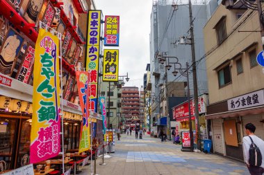 Osaka, Japonya, 16 Nisan 2024: Shinsekai 'de restoranları ve dükkanları olan eğlence alanları
