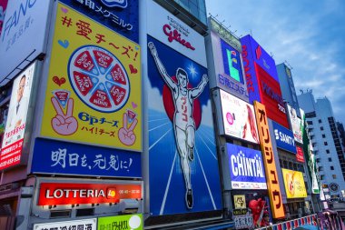 Osaka, Japonya, 16 Nisan 2024: Osaka şehir merkezinde geceleri aydınlatılmış muhteşem reklamlar