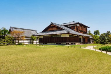 Kyoto 'daki Nijo Kalesi' nin bahçelerinde geleneksel binalar