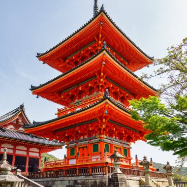 Kyoto, Japonya 'daki Kiyomizu-dera Tapınağı' nın bahçesindeki kırmızı pagoda..