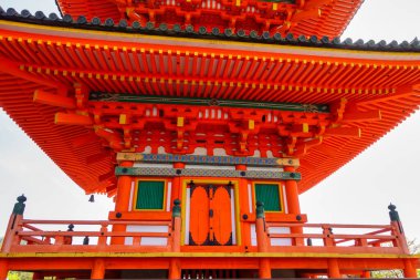 Kyoto, Japonya 'daki Kiyomizu-dera Tapınağı' nın bahçesindeki kırmızı pagoda..