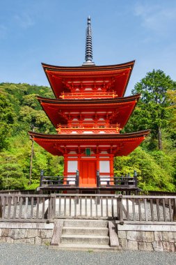 Kyoto, Japonya 'daki Kiyomizu-dera Tapınağı' nın bahçesindeki kırmızı pagoda..