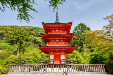 Kyoto, Japonya 'daki Kiyomizu-dera Tapınağı' nın bahçesindeki kırmızı pagoda..
