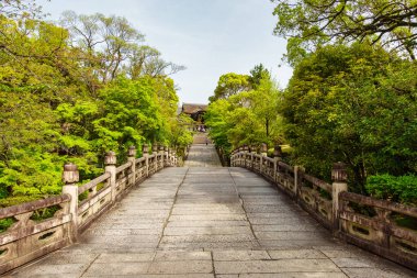 Kyoto, Japonya 'daki Kiyomizu tapınağına ulaşan nehir üzerindeki taş köprü.