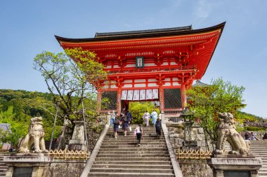 Kyoto, Japonya, 17 Nisan 2024 Kiyomizu-dera Tapınağı 'nda büyük merdivenleri olan etkileyici kırmızı pagoda.