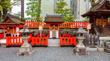 Fushimi Inari tapınağının kırmızı kapıları ve Kyoto, Japonya 'daki kutsal binaları