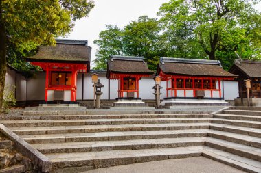 Fushimi Inari tapınağının kırmızı kapıları ve Kyoto, Japonya 'daki kutsal binaları