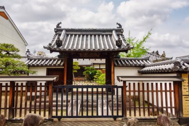 Fushimi Inari tapınağının kırmızı kapıları ve Kyoto, Japonya 'daki kutsal binaları