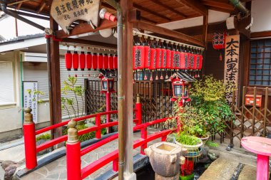 Kyoto, Japonya, 18 Nisan 2024: Fushimi Inari Tapınağı 'ndaki kırmızı kapılar