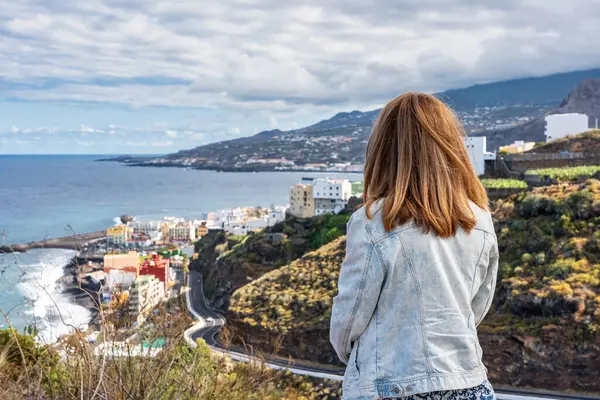 Olgun bir turist kadın, Kanarya Adaları 'ndaki La Palma sahilinde manzarayı inceliyor.