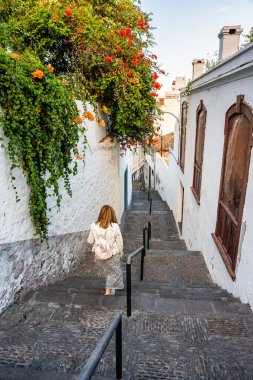 Sırtı Santa Cruz de la Palma, Kanarya Adaları sokaklarına dönük bir kadın.