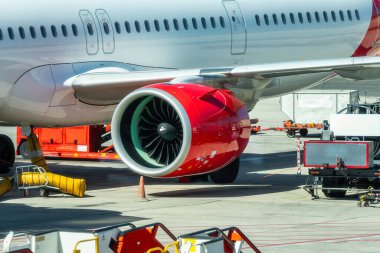 Havaalanındaki jet motoru yolcuları yüklemek için bekliyor, Barajas, Madrid